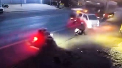 Xe container va chạm ô tô tải và 2 xe máy khiến 3 người chết, công an đang điều tra