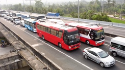 Cho xe quay đầu, phân luồng từ xa khi ùn tắc trên cao tốc TP.HCM - Trung Lương