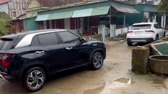 Đậu ô tô chắn ngõ nhỏ ngày Tết còn đưa thêm phương tiện 'khóa đuôi' xe khác