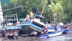 Ghe đang đậu để sửa chữa bị đứt dây lật đè chết người