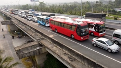 Chiều mùng 5 Tết, một số tuyến đường về Hà Nội, TP.HCM ùn tắc