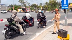 Vang vang tiếng loa kẹo kéo: Bà con ai đi TP.HCM thì đi quốc lộ N2, đừng đi quốc lộ 1 kẹt xe...