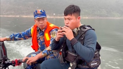 Đặc công Hải quân tìm thấy một thi thể vụ lật tàu chở khách trên hồ Thác Bà