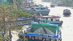 Sà lan xếp hàng dài trên kênh Tám Ngàn chờ lấy đá làm cao tốc