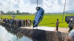 Phát hiện 2 thi thể cùng ô tô biển số TP.HCM chìm dưới đập dâng ở Gia Lai