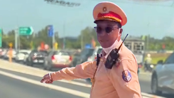 Clip cảnh sát giao thông miền Tây chỉ đường tránh kẹt xe ngày Tết hút triệu view