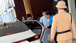 Người đàn ông rơi từ mái nhà được CSGT hỗ trợ đưa đi cấp cứu kịp thời