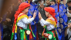 Hai bé trai 8 tuổi múa bồng gây sốt ở hội làng Triều Khúc