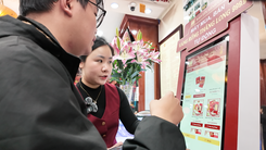 Lắp máy bán vàng tự động ngày vía Thần Tài, 2 phút xong một giao dịch