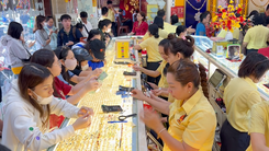 Xếp hàng mua vàng, chốt lời từ sáng sớm ngày vía Thần Tài ở TP.HCM