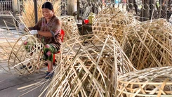 Làng nghề đan giỏ trạc lâu đời ở Xuân Thới Sơn, TP.HCM tất bật vào vụ Tết