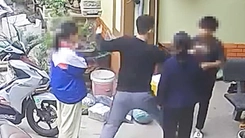 Cho rằng con gái bị bắt nạt, người đàn ông tìm đến nhà tát tới tấp bé trai