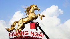 Linh vật ngựa vàng 'phi nước đại'... ra biển ở Quảng Ngãi mang thông điệp gì?