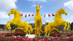 Hé lộ bộ ba linh vật ngựa vàng 'Tam mã phi thiên' ở quảng trường 24-3, Đà Nẵng