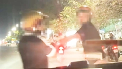 Giận tài xế taxi vì 'không xin lỗi' sau va quẹt, thanh niên đuổi theo chặn đầu xe chửi bới