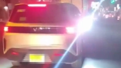 'Độ' thêm đèn chiếu sáng gây chói mắt, tài xế ô tô bị cảnh sát giao thông xử phạt