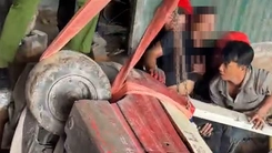 Cảnh sát giải cứu nam công nhân bị xe nâng lật đè ở Bắc Ninh