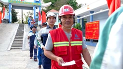 Hàng trăm cử tri tại 2 đảo Hòn Chuối và Hòn Khoai ở Cà Mau đi bầu cử sớm