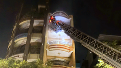 Cháy nhà gần chợ Bến Thành lúc rạng sáng, cảnh sát giương thang 20m cứu 5 người mắc kẹt