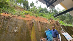 Quả đồi phía sau nứt toác, đe dọa sạt lở trụ sở xã Trà Leng