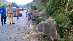 Chủ động xử lý khối đá lớn trên đèo Bảo Lộc để phòng tránh tai nạn