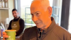 Thủ tướng Israel quay video đếm ngón tay khi đi uống cà phê