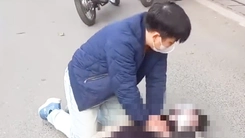 Video bác sĩ ép tim cứu nam thanh niên gặp tai nạn ngay trên đường ở Hà Nội