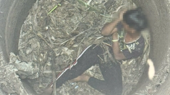 Cảnh sát đu dây cứu cháu bé rơi xuống giếng sâu 20 mét ở Đắk Lắk