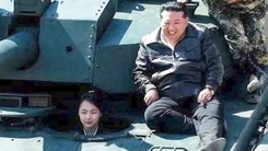 Ông Kim Jong Un và con gái ngồi xe tăng giám sát cuộc diễn tập tấn công phối hợp