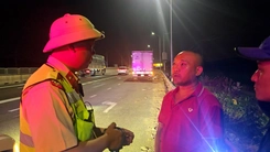 Theo chân cảnh sát giao thông tuần tra xuyên đêm trên tuyến cao tốc dài nhất nước