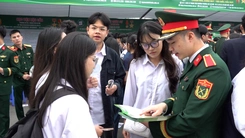 Video hàng ngàn học sinh đến với Ngày hội tư vấn tuyển sinh - hướng nghiệp tại Hải Phòng