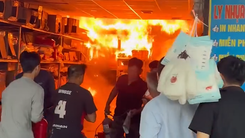 Cửa hàng in ấn ở Tân Thới Hiệp bốc cháy giữa trưa, công an đang điều tra nguyên nhân