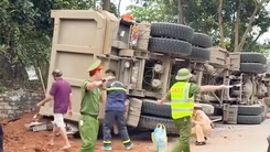 Hiện trường vụ xe chở đất lật đè bẹp ô tô và xe máy làm 2 người chết