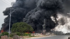 Video cháy khu xưởng có nhiều đồ nhựa tại Hưng Yên, khói đen bốc cao hàng trăm mét