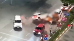 Công an thông tin vụ ô tô Lexus tông liên hoàn 6 xe rồi lật ngửa ở Hà Nội