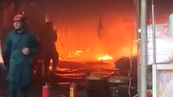 Nhiều ki ốt chợ Bình Giang bị thiêu rụi, người dân cùng cảnh sát di dời đồ đạc ngăn cháy lan