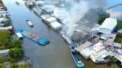 Cháy kho chứa phế liệu ở An Giang, lực lượng tại chỗ kịp ngăn lửa lan sang nhà dân