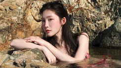 Ca sĩ Juky San bị chỉ trích vì bộ ảnh tắm trong Giếng Tiên ở Eo Gió, lãnh đạo phường nói gì?