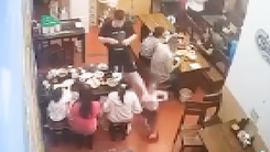 Xác minh clip thanh niên không nhường đường, còn đạp ngã bé gái đi xe trượt tại quán ăn