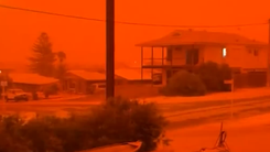 Cảnh bầu trời Úc chuyển đỏ rực như 'tận thế' trước bão, chuyên gia nói gì?