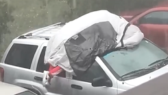 'Đỡ' mưa đá bằng thân mình để cứu xe, người đàn ông Mỹ gây bão mạng