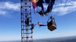 Giải cứu hai người mắc kẹt khi khinh khí cầu đâm vào cột phát sóng ở độ cao 300 mét