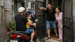 Thót tim mỗi lần đi ngang nhà hàng xóm, làm cửa nhà kiểu này có phạm luật không?