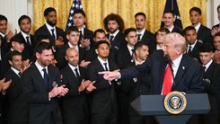 Messi cười ngượng khi ông Trump nhắc Iran và Ronaldo