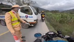 Xác minh, xử lý các tài khoản đăng thông tin 'CSGT dùng xe công vụ chắn ngang đường'