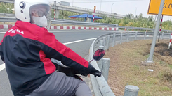 Nhiều người chạy xe máy vào cao tốc Trung Lương - Mỹ Thuận - Cần Thơ bất chấp nguy hiểm