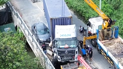 Hiện trường vụ xe đầu kéo mất lái ép ô tô vào lan can cầu trên đường Võ Chí Công