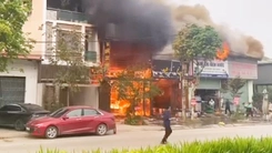 Mâu thuẫn sau ly hôn, cầm dao chém chồng của vợ cũ rồi phóng hỏa đốt nhà hàng