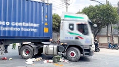 Giải cứu người phụ nữ đi xe đạp bị cuốn vào gầm xe container sau tai nạn ở TP.HCM