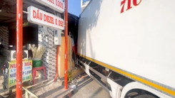 Xe tải mất thắng tông sập tường nhà dân trên quốc lộ 60